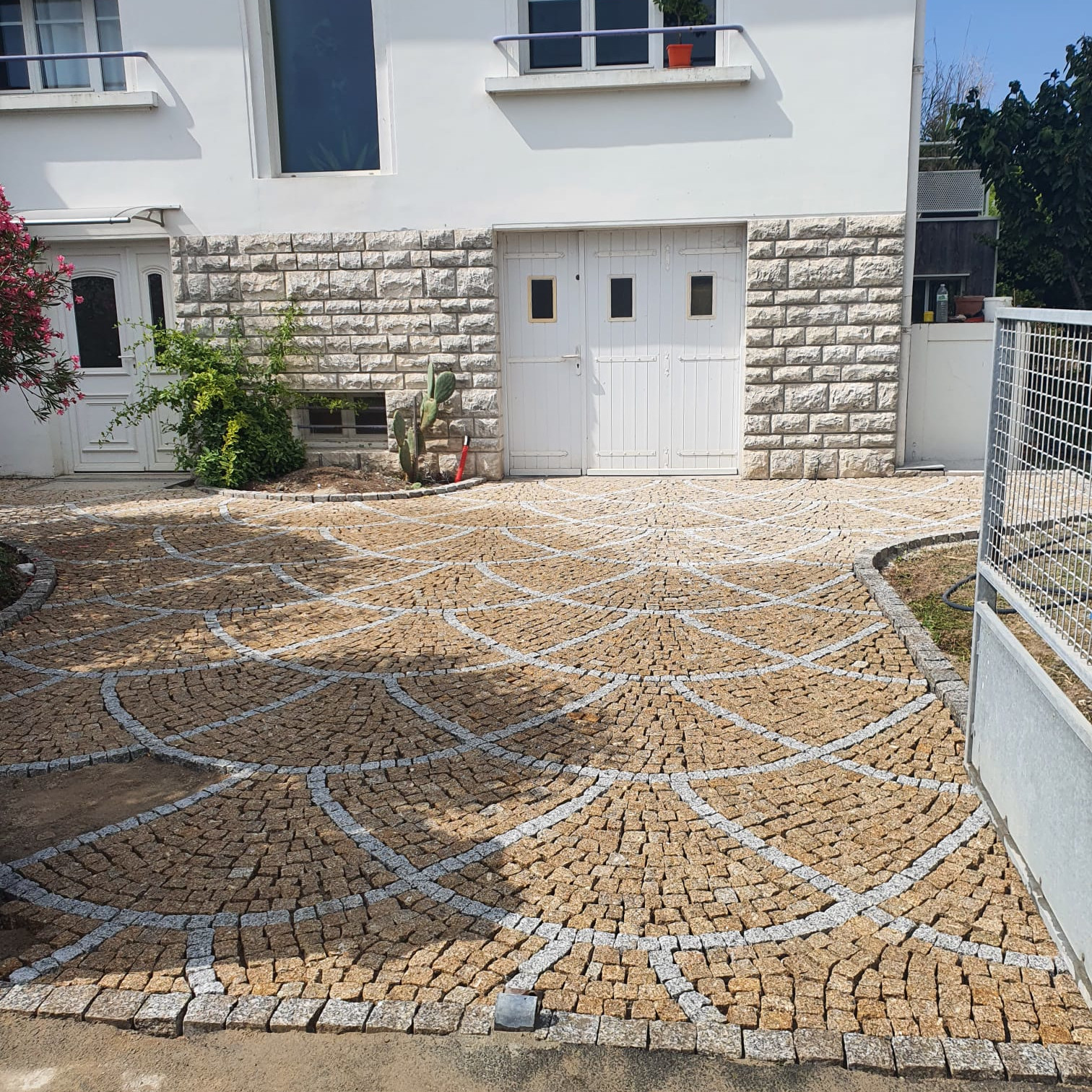 Pavés granit posés en arche